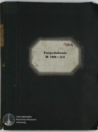 Schwarzes, leicht abgenutztes Buch- oder Ordnercover mit mittig aufgeklebter cremefarbener, achteckig gerahmter Etikette mit der Aufschrift „Torpedoboote W 109–114“ und einer roten handschriftlichen Zahl oben rechts; unten links das Logo des Internationalen Maritimen Museums Hamburg.