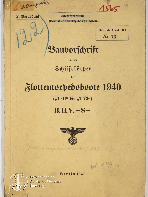 Vergilbter Umschlag eines deutschen Militärdokuments mit dem Titel „Bauvorschrift für den Schiffskörper der Flottentorpedoboote 1940“ in schwarzer Frakturschrift, zentralem Reichsadler mit Hakenkreuz, mehreren handschriftlichen Zahlen und Stempeln sowie einem Archivstempel unten links; Berlin 1941.
