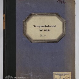 Abgegriffenes blau-violettes Heft mit schwarzem Buchrücken, beschädigten Ecken und roter Nummer '146' oben rechts; mittig ein achteckiges Etikett mit der Beschriftung 'Torpedoboot W 102', handschriftlichen Notizen und einem kleinen Aufkleber unten rechts sowie Museumssignet unten links.