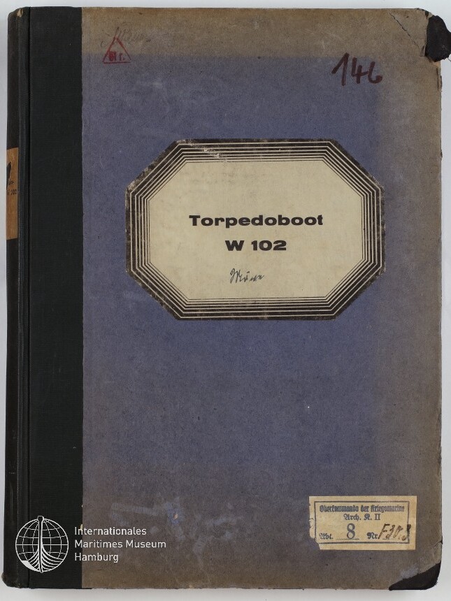 Abgegriffenes blau-violettes Heft mit schwarzem Buchrücken, beschädigten Ecken und roter Nummer '146' oben rechts; mittig ein achteckiges Etikett mit der Beschriftung 'Torpedoboot W 102', handschriftlichen Notizen und einem kleinen Aufkleber unten rechts sowie Museumssignet unten links.