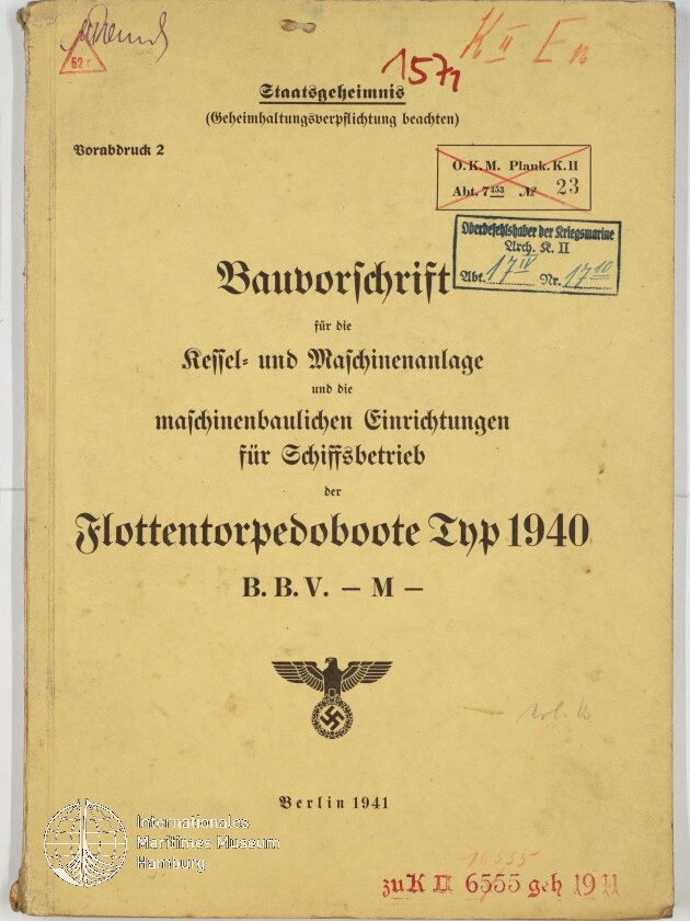 Beiger Umschlag einer deutschen Militär-Bauvorschrift aus Berlin 1941 mit dem gedruckten Titel 'Bauvorschrift ... für Flottentorpedoboote Typ 1940', mehreren Stempeln und handschriftlichen Vermerken sowie dem nationalsozialistischen Adler mit Hakenkreuz unten mittig; Museumslogo unten links.