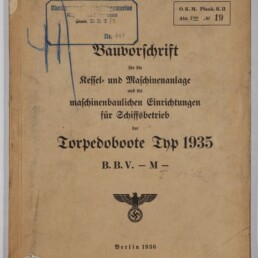 Vergilbtes Titelblatt einer 1936 in Berlin erschienenen Bauvorschrift für Kessel- und Maschinenanlagen sowie maschinenbauliche Einrichtungen für Torpedoboote Typ 1935, mit aufgedrucktem Reichsadler mit Hakenkreuz, Stempeln und handschriftlichen Notizen.