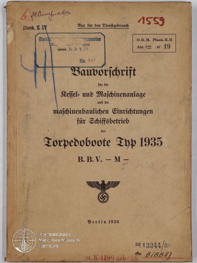Vergilbtes Titelblatt einer 1936 in Berlin erschienenen Bauvorschrift für Kessel- und Maschinenanlagen sowie maschinenbauliche Einrichtungen für Torpedoboote Typ 1935, mit aufgedrucktem Reichsadler mit Hakenkreuz, Stempeln und handschriftlichen Notizen.