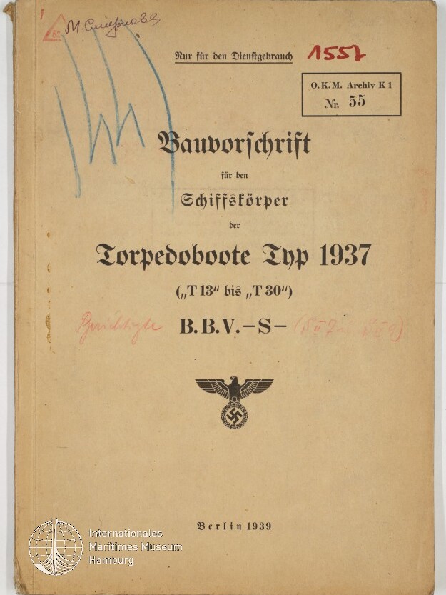 Umschlag eines deutschen Diensthefts „Bauvorschrift für den Schiffskörper der Torpedoboote Typ 1937 (‚T13‘ bis ‚T30‘)“, Berlin 1939, mit handschriftlichen Notizen, roten Nummern/Stempeln, einem Archivstempel des Internationalen Maritimen Museums Hamburg und dem Reichsadler mit Hakenkreuz.