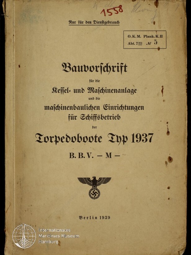 Vergilbtes Deckblatt einer deutschen Bauvorschrift (Berlin 1939) für „Torpedoboote Typ 1937“ in Frakturschrift, mit aufgedrucktem Reichsadler und Hakenkreuz, roten Stempeln, Flecken und Museumssignet.