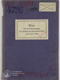 Vorderseite eines violetten Ordners mit weißem Etikett „Plan für die Erprobungen der Flotten-Torpedoboot 1939 ‚T22 bis T36‘“, mehreren Stempeln und handschriftlichen Zahlen (u. a. 4726), einem durchgestrichenen Aufkleber oben rechts und dem Logo des Internationalen Maritimen Museums Hamburg unten links.