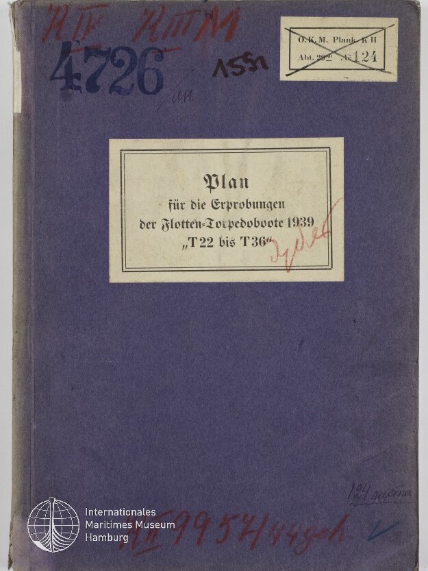 Vorderseite eines violetten Ordners mit weißem Etikett „Plan für die Erprobungen der Flotten-Torpedoboot 1939 ‚T22 bis T36‘“, mehreren Stempeln und handschriftlichen Zahlen (u. a. 4726), einem durchgestrichenen Aufkleber oben rechts und dem Logo des Internationalen Maritimen Museums Hamburg unten links.