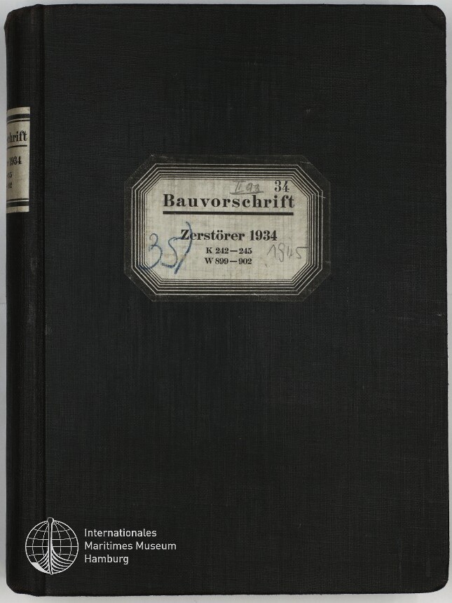 Schwarzer Leinen-Buchband mit mittig aufgeklebtetem, achteckigem Etikett mit der Aufschrift 'Bauvorschrift Zerstörer 1934' und handschriftlichen Nummern; unten links kleines Logo und Schriftzug des Internationalen Maritimen Museums Hamburg.