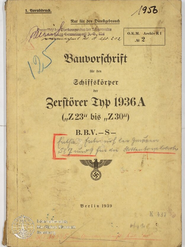 Vergilbtes Deckblatt einer deutschen Dienstvorschrift aus Berlin 1939 mit dem Titel „Bauvorschrift für den Schiffskörper der Zerstörer Typ 1936A („Z23“ bis „Z30“)“, Stempeln, roten und blauen handschriftlichen Anmerkungen sowie dem Hoheitsadler mit Hakenkreuz.