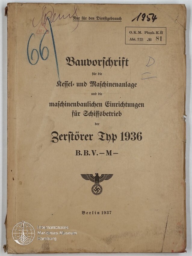 Vergilbtes Buchcover einer deutschen Dienstvorschrift (Berlin 1937) mit dem gedruckten Titel „Bauvorschrift für die Kessel- und Maschinenanlage … für Schiffsbetrieb der Zerstörer Typ 1936“, handschriftlichen Notizen und Stempeln, dem Reichsadler mit Hakenkreuz unten sowie einem «Internationales Maritimes Museum Hamburg»-Wasserzeichen in der unteren linken Ecke.