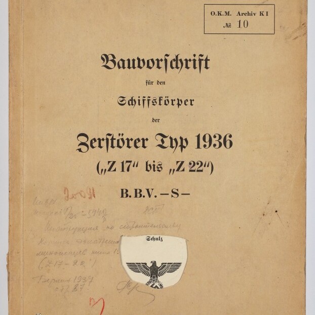 Vergilbtes Titelblatt einer deutschen Dienstvorschrift 'Bauvorschrift für den Schiffskörper der Zerstörer Typ 1936' mit Archiv- und Dienststempeln (u. a. 'Nur für den Dienstgebrauch', 'O.K.M. Archiv K I Nr. 10'), handschriftlichen Notizen, einem aufgeklebenen Adlerwappen und der Ortsangabe Berlin 1937.