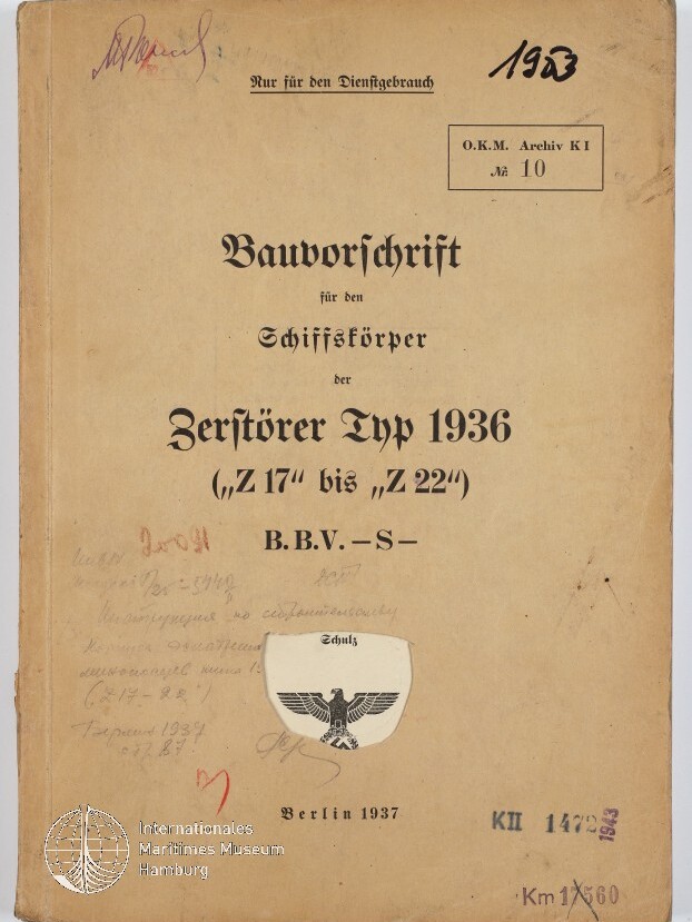 Vergilbtes Titelblatt einer deutschen Dienstvorschrift 'Bauvorschrift für den Schiffskörper der Zerstörer Typ 1936' mit Archiv- und Dienststempeln (u. a. 'Nur für den Dienstgebrauch', 'O.K.M. Archiv K I Nr. 10'), handschriftlichen Notizen, einem aufgeklebenen Adlerwappen und der Ortsangabe Berlin 1937.