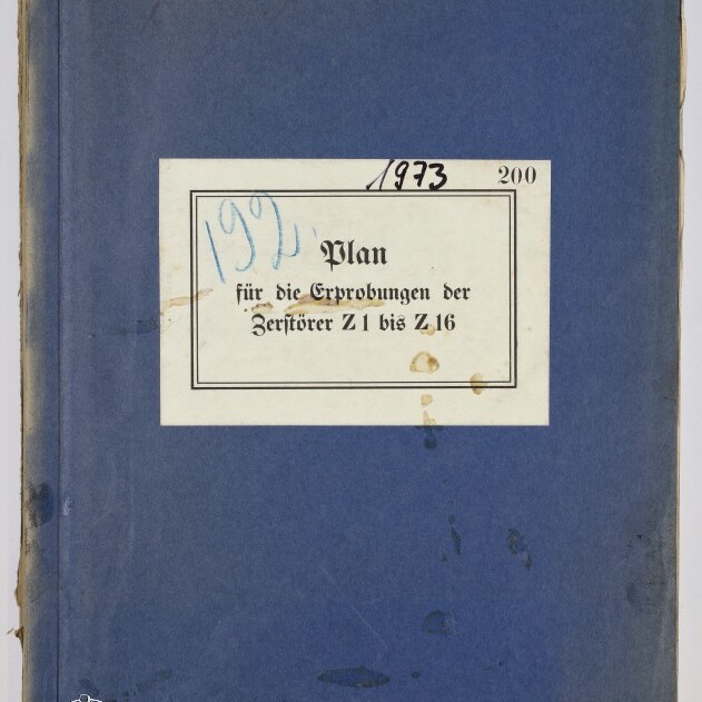Abgegriffenes blaues Buchcover mit weißem Etikett, auf dem in Frakturschrift „Plan für die Erprobungen der Zerstörer Z1 bis Z16“ steht, dazu handschriftliche Jahreszahl, Braunflecken, Museumssiegel und die Aktennummer W-04/20865.