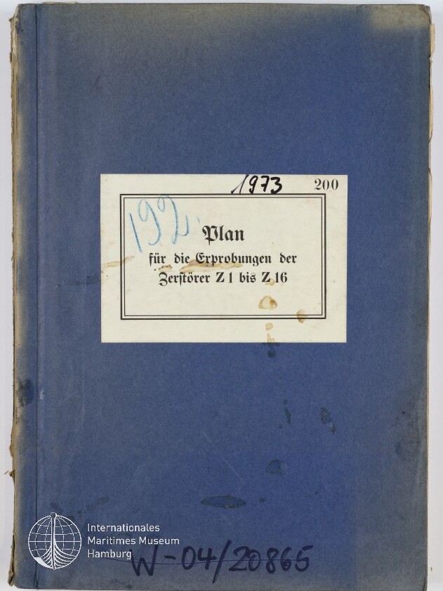 Abgegriffenes blaues Buchcover mit weißem Etikett, auf dem in Frakturschrift „Plan für die Erprobungen der Zerstörer Z1 bis Z16“ steht, dazu handschriftliche Jahreszahl, Braunflecken, Museumssiegel und die Aktennummer W-04/20865.