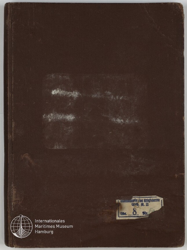 Braunes, abgenutztes Buch mit strukturierter Leinencover, weißen Abriebspuren in der Mitte, einem rechteckigen Papieretikett unten rechts mit handschriftlicher Nummer und dem Logo des Internationalen Maritimen Museums Hamburg unten links.