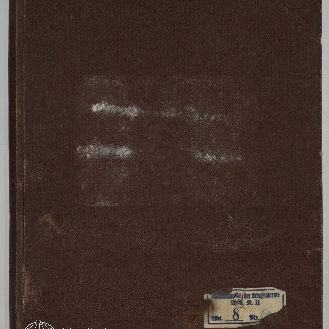 Braunes, abgenutztes Buch mit strukturierter Leinencover, weißen Abriebspuren in der Mitte, einem rechteckigen Papieretikett unten rechts mit handschriftlicher Nummer und dem Logo des Internationalen Maritimen Museums Hamburg unten links.