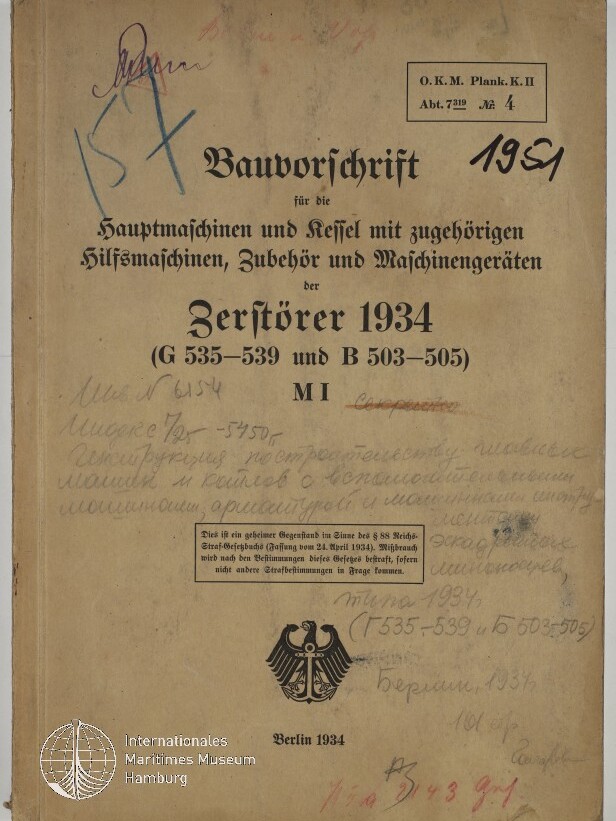 Hülle einer vergilbten technischen Vorschrift aus Berlin 1934 für den Zerstörer 1934 (G 535–539 und B 503–505) mit schwarzer Frakturschrift, Reichsadler-Emblem unten, mehreren handschriftlichen Notizen und Stempeln sowie kleinem Logo des Internationalen Maritimen Museums Hamburg.