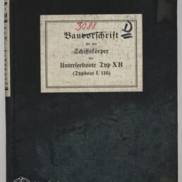 Dunkelblauer Leineneinband eines technischen Handbuchs mit mittigem weißen Etikett in Frakturschrift: „Bauvorschrift für den Schiffskörper der Unterseeboote Typ XB (Typboot U 116)“, handschriftlicher roter Vermerk ‚3088‘, schwarze Markierung ‚D‘, kleine Jahreszahl ‚1942‘ oben rechts und Museumssignet unten links.