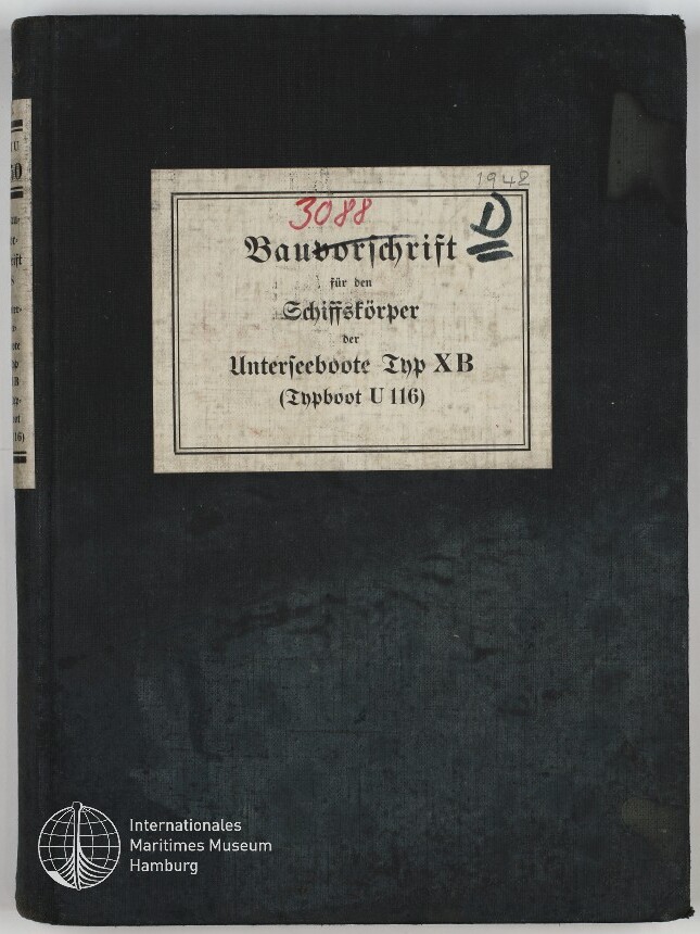 Dunkelblauer Leineneinband eines technischen Handbuchs mit mittigem weißen Etikett in Frakturschrift: „Bauvorschrift für den Schiffskörper der Unterseeboote Typ XB (Typboot U 116)“, handschriftlicher roter Vermerk ‚3088‘, schwarze Markierung ‚D‘, kleine Jahreszahl ‚1942‘ oben rechts und Museumssignet unten links.