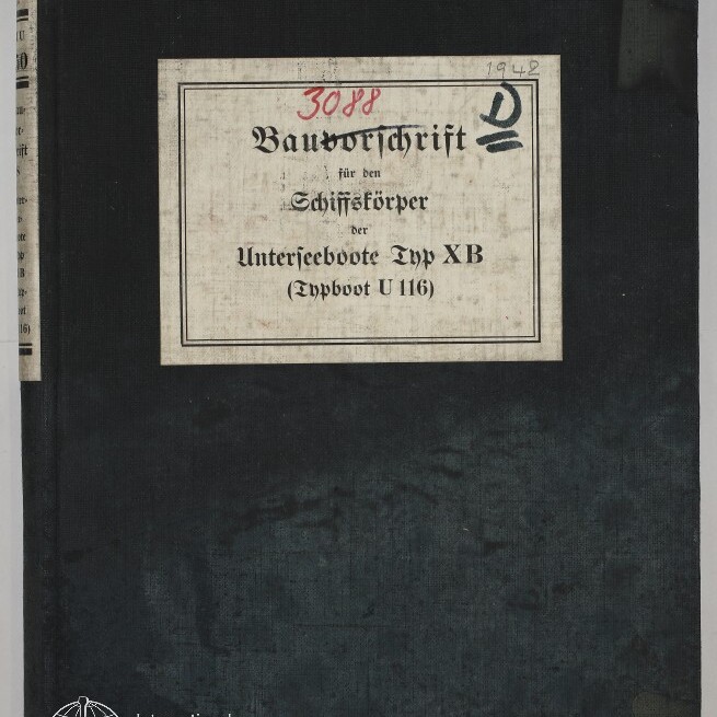 Dunkelblauer Leineneinband eines technischen Handbuchs mit mittigem weißen Etikett in Frakturschrift: „Bauvorschrift für den Schiffskörper der Unterseeboote Typ XB (Typboot U 116)“, handschriftlicher roter Vermerk ‚3088‘, schwarze Markierung ‚D‘, kleine Jahreszahl ‚1942‘ oben rechts und Museumssignet unten links.