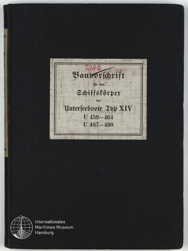 Schwarzer Leineneinband mit mittigem weißem Etikett in Frakturschrift: „Bauvorschrift für den Schiffskörper der Unterseeboote Typ XIV U 459–464 U 487–490“, oben auf dem Etikett eine rote handschriftliche Nummer, unten links das Logo des Internationalen Maritimen Museums Hamburg.