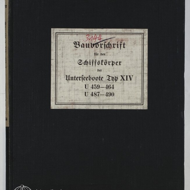 Schwarzer Leineneinband mit mittigem weißem Etikett in Frakturschrift: „Bauvorschrift für den Schiffskörper der Unterseeboote Typ XIV U 459–464 U 487–490“, oben auf dem Etikett eine rote handschriftliche Nummer, unten links das Logo des Internationalen Maritimen Museums Hamburg.
