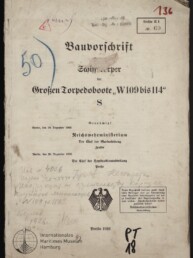 Verwittertes Titelblatt einer deutschen Bauvorschrift von 1926 für die Großen Torpedoboote „W109 bis 114 S“ mit gedrucktem Titel, Reichsadler-Stempel, handschriftlichen Anmerkungen, großen nummerischen Markierungen (blau „50“, rot „136“) und dem Logo des Internationalen Maritimen Museums Hamburg.