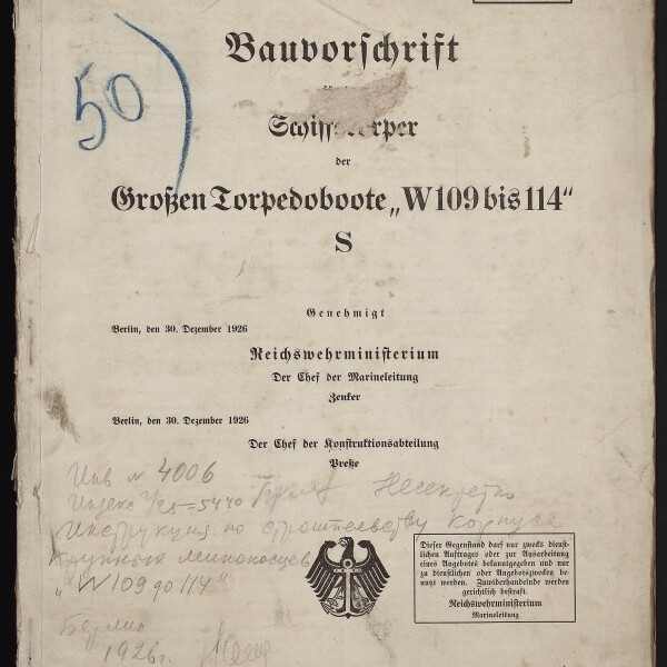Verwittertes Titelblatt einer deutschen Bauvorschrift von 1926 für die Großen Torpedoboote „W109 bis 114 S“ mit gedrucktem Titel, Reichsadler-Stempel, handschriftlichen Anmerkungen, großen nummerischen Markierungen (blau „50“, rot „136“) und dem Logo des Internationalen Maritimen Museums Hamburg.