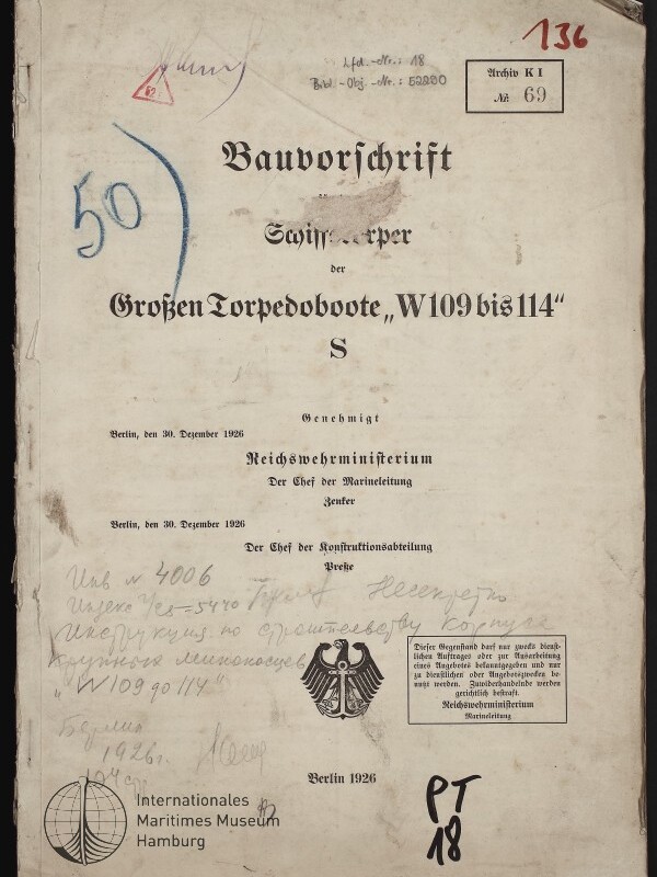 Verwittertes Titelblatt einer deutschen Bauvorschrift von 1926 für die Großen Torpedoboote „W109 bis 114 S“ mit gedrucktem Titel, Reichsadler-Stempel, handschriftlichen Anmerkungen, großen nummerischen Markierungen (blau „50“, rot „136“) und dem Logo des Internationalen Maritimen Museums Hamburg.