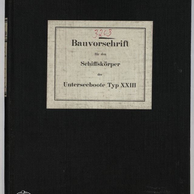 Schwarzer Leineneinband mit mittig aufgeklebtetem weißen Etikett, auf dem in schwarzer Schrift Bauvorschrift für den Schiffskörper der Unterseeboote Typ XXIII und oben in roter Handschrift die Nummer 3203 stehen; unten links das Logo und der Schriftzug des Internationalen Maritimen Museums Hamburg.