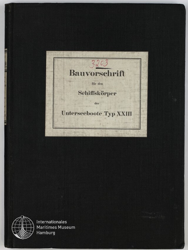 Schwarzer Leineneinband mit mittig aufgeklebtetem weißen Etikett, auf dem in schwarzer Schrift Bauvorschrift für den Schiffskörper der Unterseeboote Typ XXIII und oben in roter Handschrift die Nummer 3203 stehen; unten links das Logo und der Schriftzug des Internationalen Maritimen Museums Hamburg.
