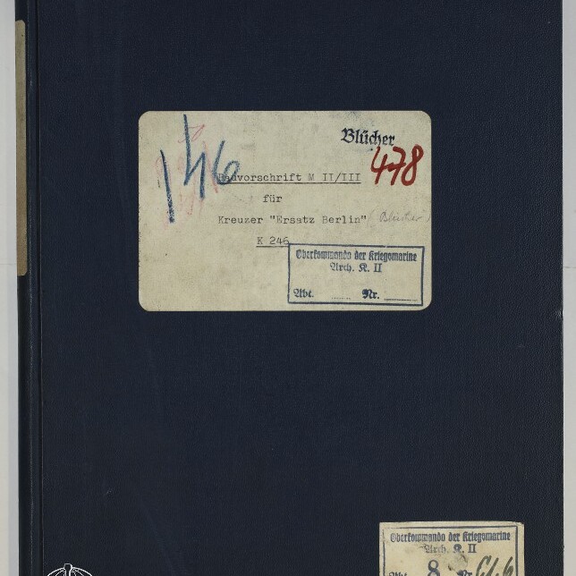 Dunkelblau gebundene Aktenmappe mit großem cremefarbenem Etikett in der Mitte mit getipptem deutschem Text und roter handschriftlicher Nummer ‚478‘, kleinen Aufklebern oben rechts und unten rechts sowie dem weißen Logo des Internationalen Maritimen Museums Hamburg unten links.