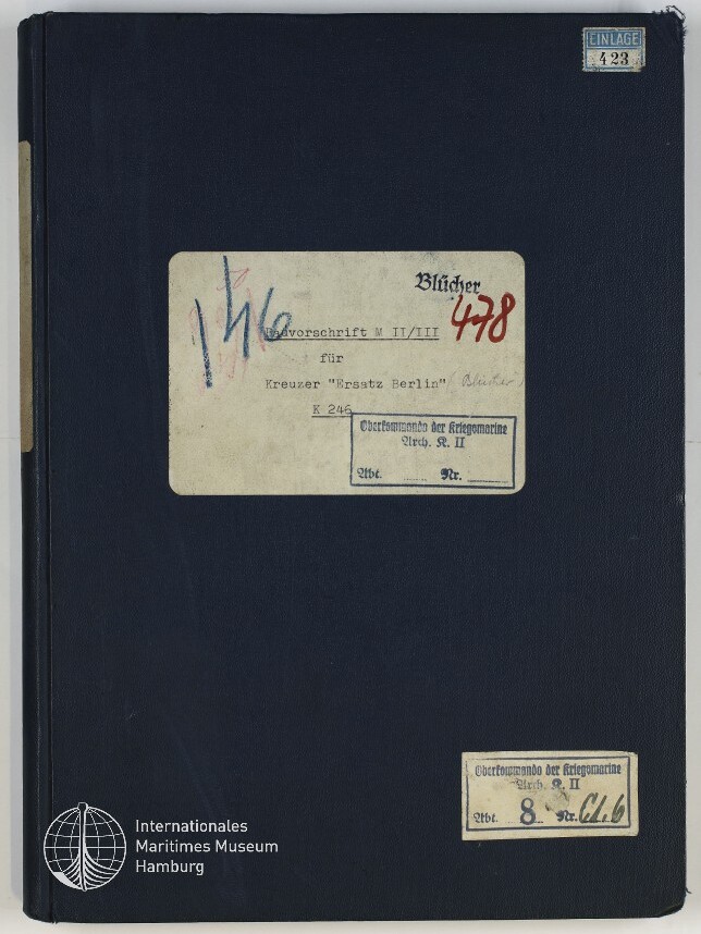 Dunkelblau gebundene Aktenmappe mit großem cremefarbenem Etikett in der Mitte mit getipptem deutschem Text und roter handschriftlicher Nummer ‚478‘, kleinen Aufklebern oben rechts und unten rechts sowie dem weißen Logo des Internationalen Maritimen Museums Hamburg unten links.