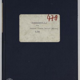 Dunkelblauer Buch- oder Ordner-Einband mit einem abgenutzten weißen Etikett, das maschinengeschriebene Aufschrift 'Bauvorschrift M I für Kreuzer 