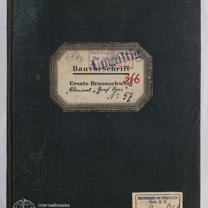 Dunkelgrünes gebundenes Heft mit einem achteckigen Etikett in der oberen Mitte, auf dem groß „Bauvorschrift“, handschriftliche Notizen, ein roter Stempel ‚366‘ und mehrere Dienststempel zu sehen sind; unten rechts ein weiterer kleiner Aufkleber und unten links das Logo des Internationalen Maritimen Museums Hamburg.
