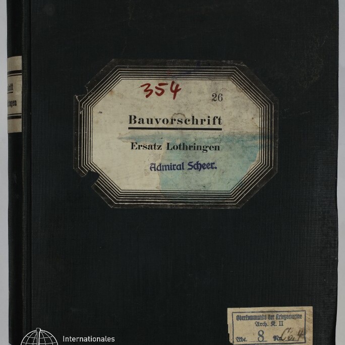 Schwarzer Leinenband eines Ordners mit großer oktogonaler Etikette in der Mitte: Aufschrift 'Bauvorschrift Ersatz Lothringen Admiral Scheer' und handschriftliche rote Zahl '354', unten rechts ein kleines gestempeltes Etikett und unten links das Logo des Internationalen Maritimen Museums Hamburg.