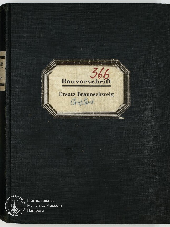 Schwarzer Leineneinband eines Buches mit großem, vergilbtem Etikett in der Mitte, auf dem handschriftlich die rote Nummer 366 und gedruckt „Bauvorschrift – Ersatz Braunschweig“ sowie in blauer Handschrift „Graf Spee“ zu lesen sind, unten links das Logo und der Schriftzug des Internationalen Maritimen Museums Hamburg.