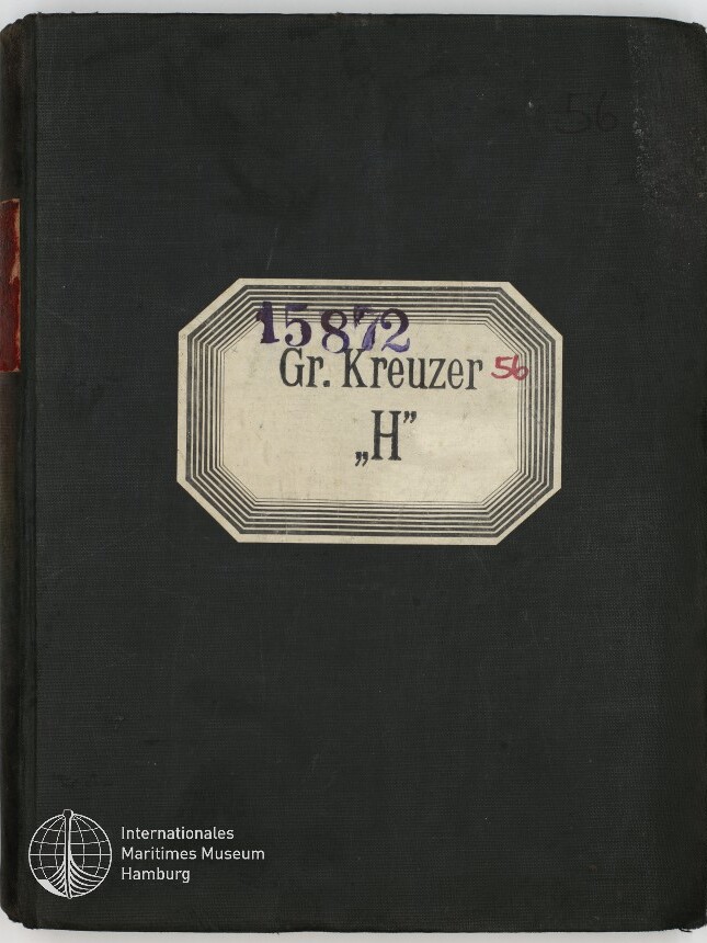 Schwarzer Buchumschlag mit mittig klebendem, cremefarbenem achteckigem Etikett, darauf die gestempelte Nummer 15872, der Text „Gr. Kreuzer“ und in Anführungszeichen „H“ sowie eine kleine rote 56; unten links das Logo des Internationalen Maritimen Museums Hamburg.