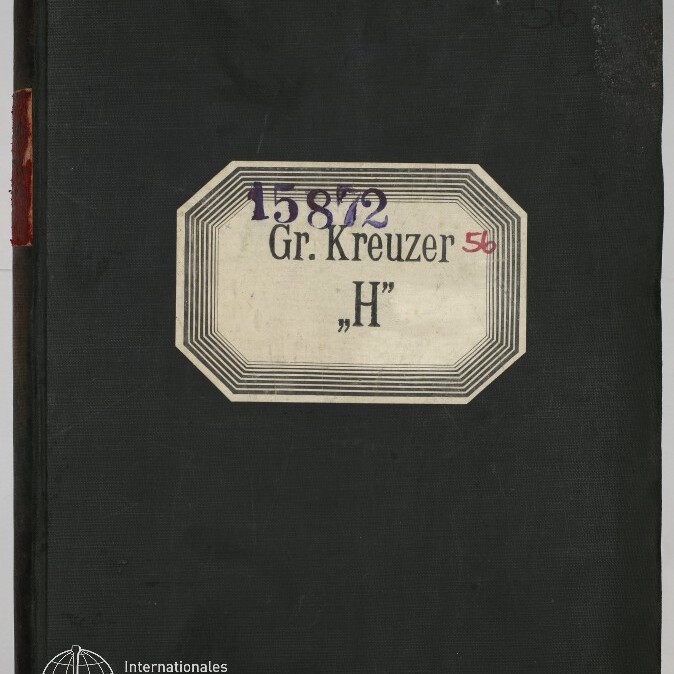 Schwarzer Buchumschlag mit mittig klebendem, cremefarbenem achteckigem Etikett, darauf die gestempelte Nummer 15872, der Text „Gr. Kreuzer“ und in Anführungszeichen „H“ sowie eine kleine rote 56; unten links das Logo des Internationalen Maritimen Museums Hamburg.