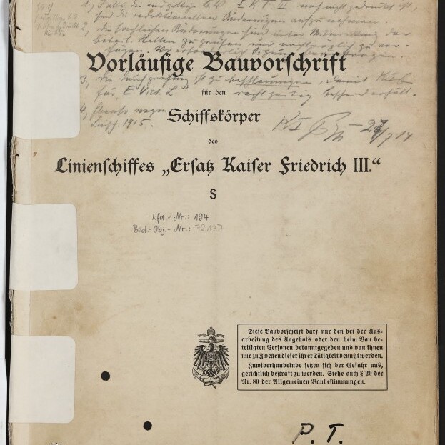 Gealterte Titelseite einer 1914er deutschen Bauvorschrift für den Schiffskörper des Linienschiffes „Ersatz Kaiser Friedrich III.“ mit großem Frakturtitel, handschriftlichen Notizen oben und am Rand, Stempeln (u.a. rot ‚Archiv K.L.‘), einem Reichsadler-Wappen, einem gedruckten Warnkasten, drei weißen Reparaturstreifen am linken Rand und dem Logo des Internationalen Maritimen Museums Hamburg unten links.