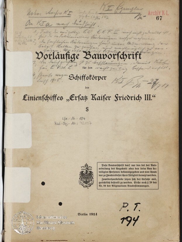 Gealterte Titelseite einer 1914er deutschen Bauvorschrift für den Schiffskörper des Linienschiffes „Ersatz Kaiser Friedrich III.“ mit großem Frakturtitel, handschriftlichen Notizen oben und am Rand, Stempeln (u.a. rot ‚Archiv K.L.‘), einem Reichsadler-Wappen, einem gedruckten Warnkasten, drei weißen Reparaturstreifen am linken Rand und dem Logo des Internationalen Maritimen Museums Hamburg unten links.
