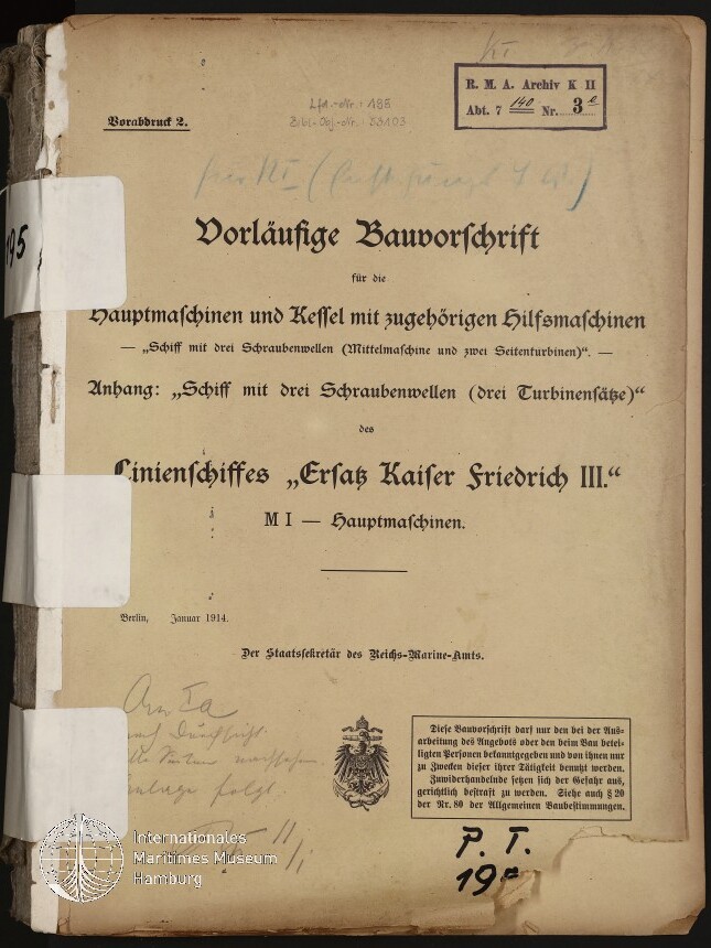 Vergilbte Deckseite einer technischen Vorschrift mit großem Fraktur-Titel „Vorläufige Bauvorschrift“ für Hauptmaschinen und Kessel des Linienschiffes „Ersatz Kaiser Friedrich III.“, datiert Berlin Januar 1914, mit Archivstempeln, handschriftlichen Notizen, Museumslogo unten links, Klebebändern am Rand und deutlicher Randbeschädigung.