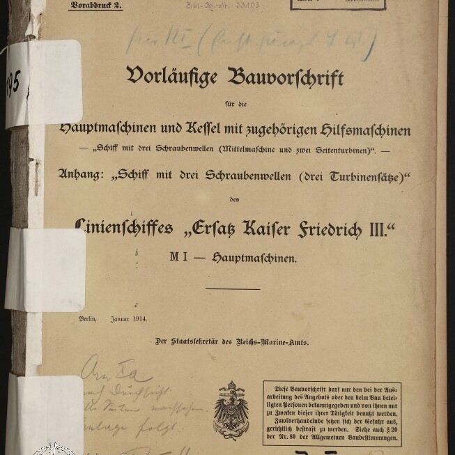 Vergilbte Deckseite einer technischen Vorschrift mit großem Fraktur-Titel „Vorläufige Bauvorschrift“ für Hauptmaschinen und Kessel des Linienschiffes „Ersatz Kaiser Friedrich III.“, datiert Berlin Januar 1914, mit Archivstempeln, handschriftlichen Notizen, Museumslogo unten links, Klebebändern am Rand und deutlicher Randbeschädigung.