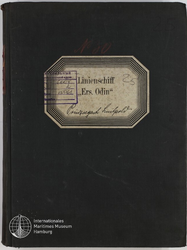 Schwarzer Leineneinband eines Ordners mit einem achteckigen Etikett in der Mitte, auf dem der Text Linienschiff 'Ers. Odin' steht, dazu handschriftliche Notizen, ein violetter Stempel links oben auf dem Etikett sowie das Logo und die Aufschrift Internationales Maritimes Museum Hamburg unten links.
