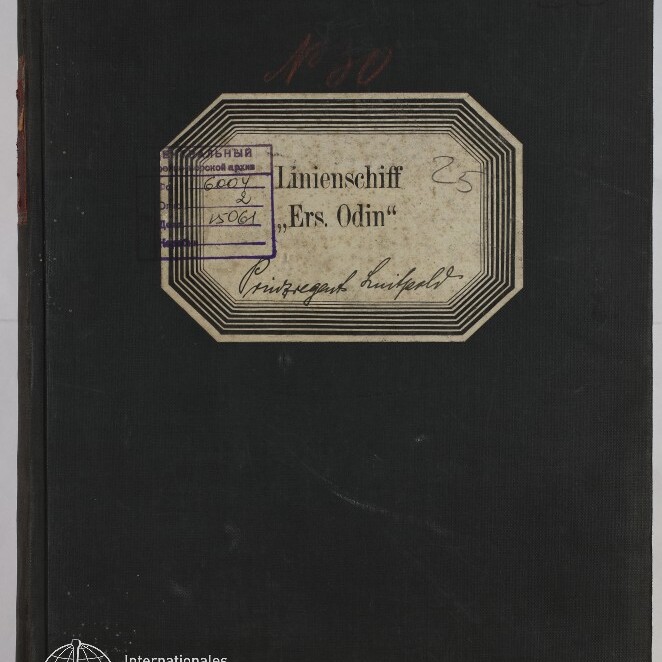 Schwarzer Leineneinband eines Ordners mit einem achteckigen Etikett in der Mitte, auf dem der Text Linienschiff 'Ers. Odin' steht, dazu handschriftliche Notizen, ein violetter Stempel links oben auf dem Etikett sowie das Logo und die Aufschrift Internationales Maritimes Museum Hamburg unten links.