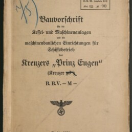 Verwitterter Einband eines deutschen technischen Handbuchs von 1938 mit dem Titel ‚Bauvorschrift für die Kessel- und Maschinenanlagen…‘ für den Kreuzer „Prinz Eugen“, mit handschriftlichen Notizen, Stempeln und dem nationalsozialistischen Adler mit Hakenkreuz.