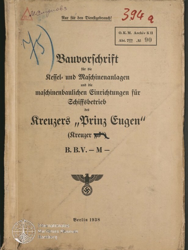 Verwitterter Einband eines deutschen technischen Handbuchs von 1938 mit dem Titel ‚Bauvorschrift für die Kessel- und Maschinenanlagen…‘ für den Kreuzer „Prinz Eugen“, mit handschriftlichen Notizen, Stempeln und dem nationalsozialistischen Adler mit Hakenkreuz.