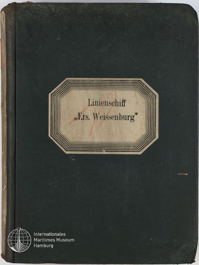 Dunkelgrüner, abgenutzter Einband eines Buchs mit aufgeklebtem, mehrfach gerahmtem Etikett ‚Linienschiff „Ers. Weissenburg“‘, einem roten Strich auf dem Etikett und dem Logo des Internationalen Maritimen Museums Hamburg unten links.