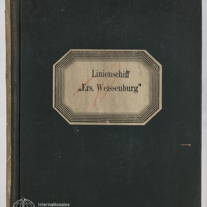 Dunkelgrüner, abgenutzter Einband eines Buchs mit aufgeklebtem, mehrfach gerahmtem Etikett ‚Linienschiff „Ers. Weissenburg“‘, einem roten Strich auf dem Etikett und dem Logo des Internationalen Maritimen Museums Hamburg unten links.