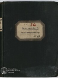 Dunkelgrünes Leineneinband-Buch mit mittig aufgeklebtetem Etikett 